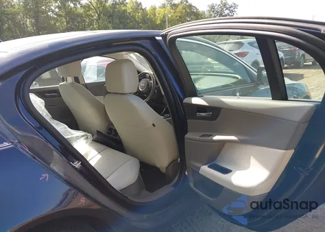 2018 Jaguar Xe 25T Premium z USA, uszkodzony, nr VIN SAJAJ4FX7JCP37906